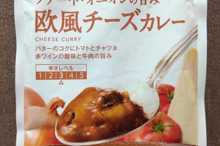 西友 みなさまのお墨付き とろけるチーズのコクとソテードオニオンの甘味 欧風チーズカレー バターのコクにトマトとチャツネ赤ワインの酸味と牛肉の旨み